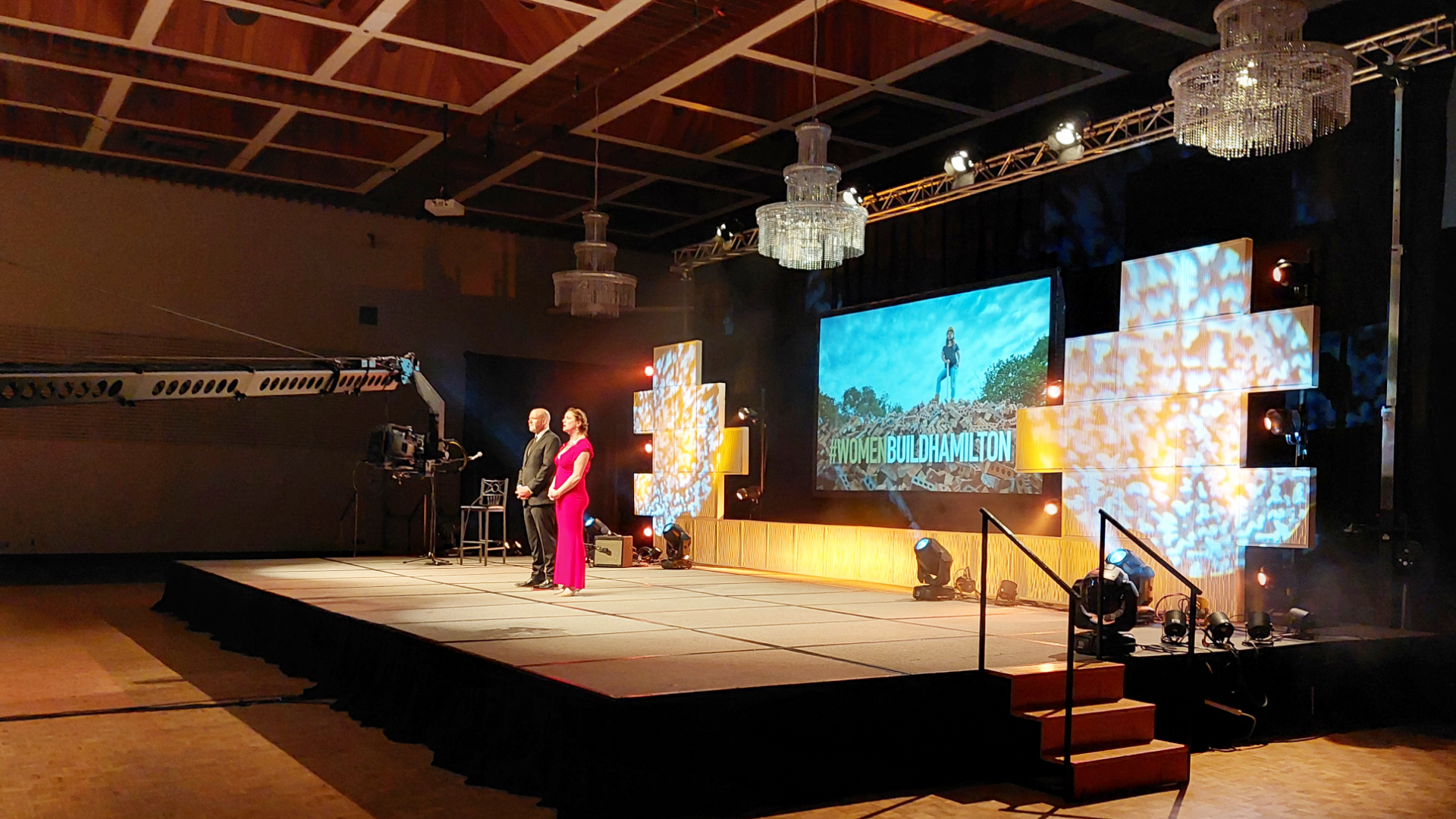 An awards show stream with a jib visible